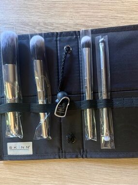 SKINN Cosmetics Makeup Brush Set with Black travel Case limited edition